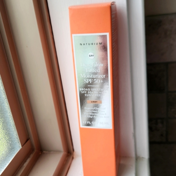 NIB NATURIUM DEW GLOW TINTED MOISTURIZER SPF50+ LIGHT - Picture 8 of 15